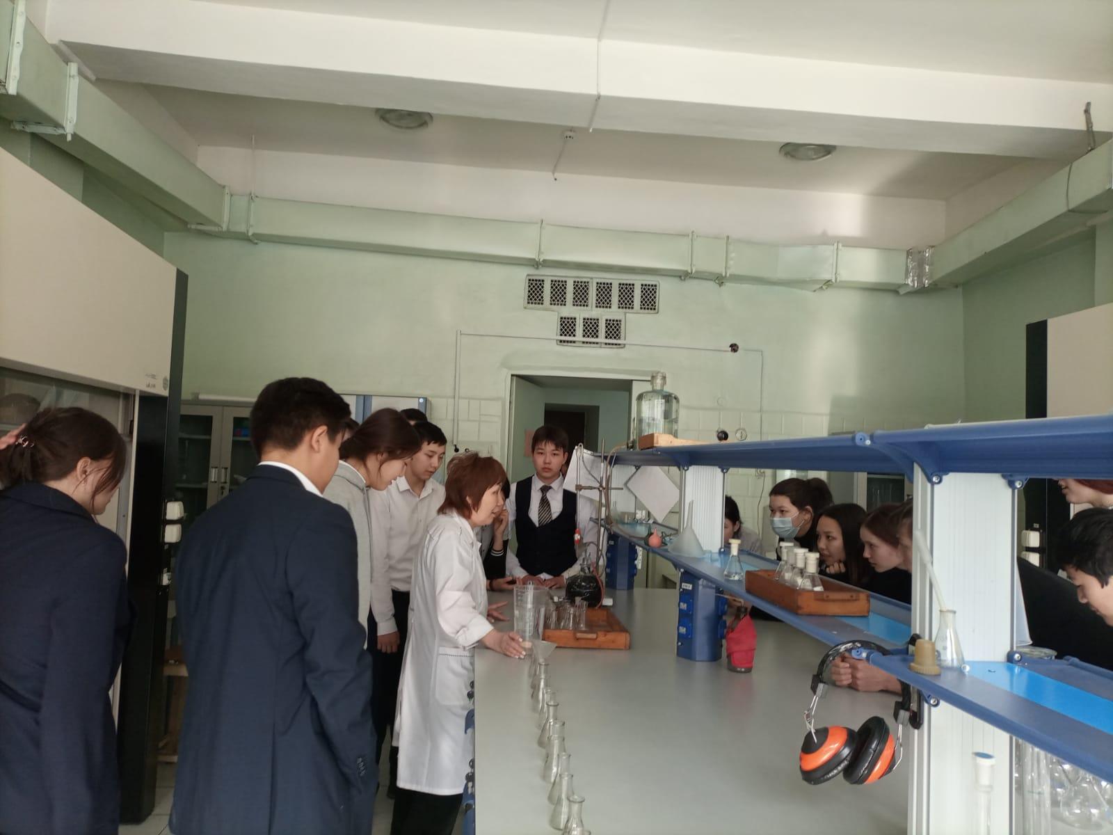 Ө.Оспанов атындағы Қазақ топырақтану және агрохимия ғылыми-зерттеу институтына экскурсия. 9-11 сынып оқушылары. Жетекшісі: Г.А.Усенова